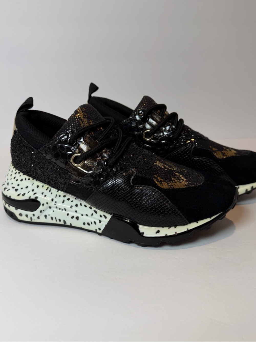 Steve‎ Madden Cliff Sneakers 7.5 M Black Suede And Gold Snake Skin Print